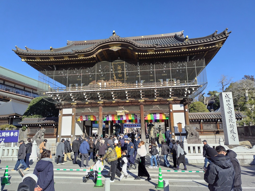 成田山新勝寺の総門、新年の朝に参詣者を迎える入口