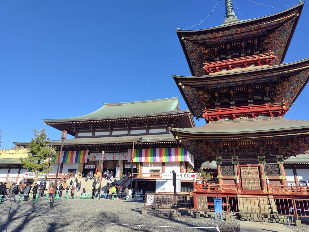 成田山新勝寺の大本堂と三重塔、初詣の参拝者が歩く境内