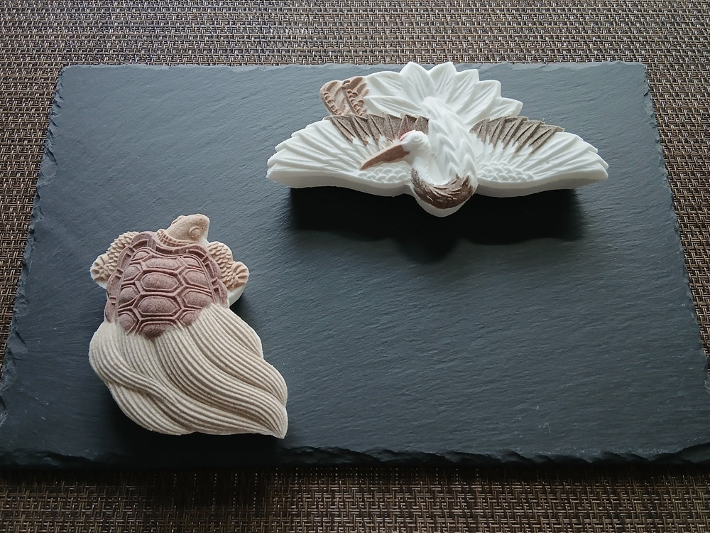 千祥鶴と久遠万齢の落雁、正月にふさわしい鶴と亀の形をした和菓子