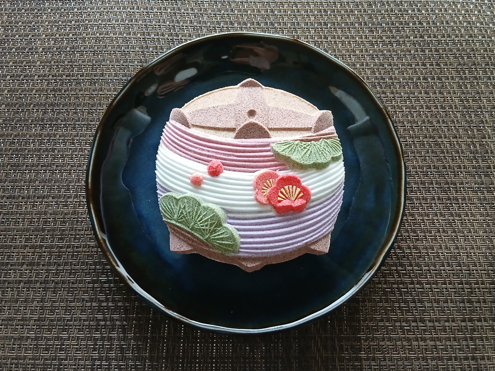 糸巻の形をした落雁、紅・白・紫の三色でご縁を結ぶ千代道標