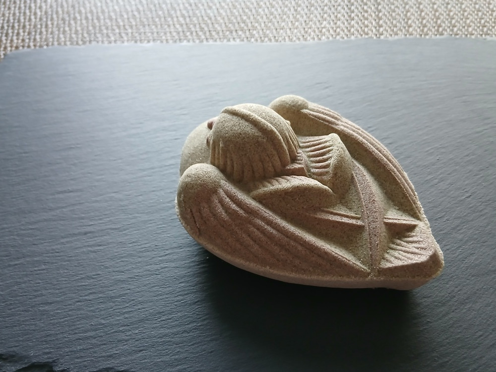 二月の里山にひびく鶯の初音を表す和菓子の姿