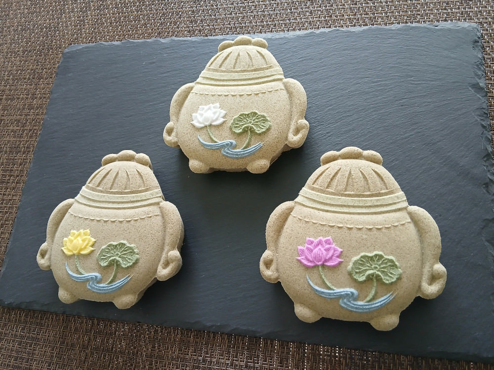香炉の落雁と三色の蓮の花の和菓子 水面香（浄・明・妙）