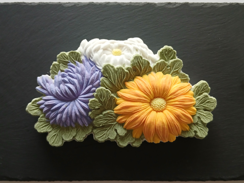 供養の落雁『三菊華鬼』白・黄・青の三色の菊をかたどった和菓子