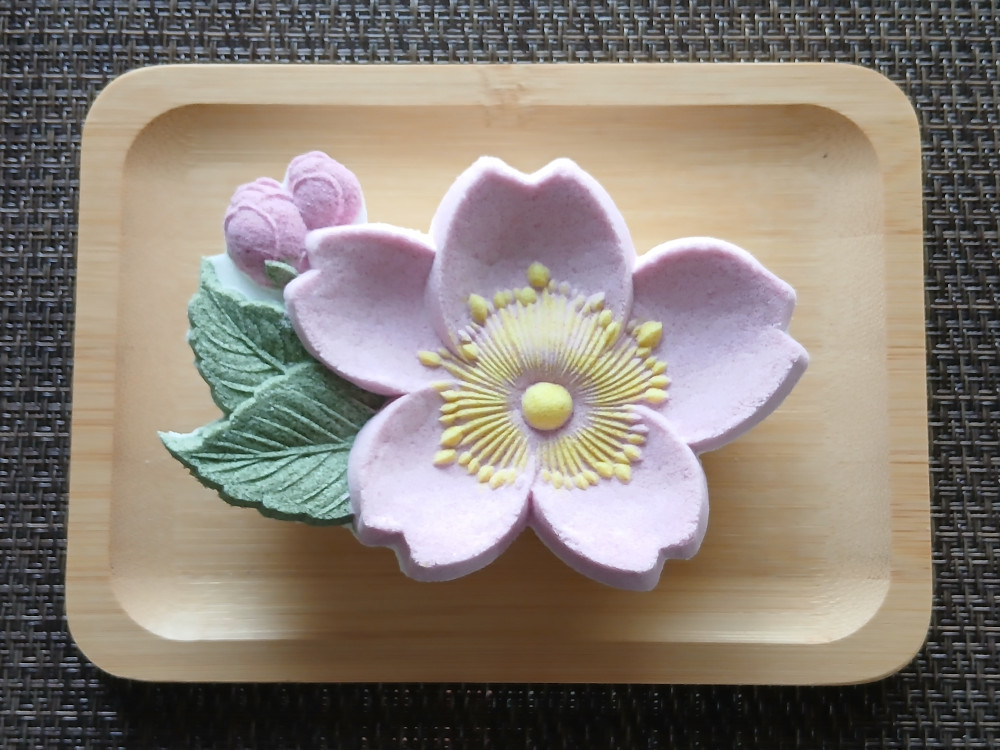 桜をかたどった春の落雁