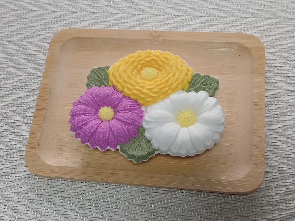 三色の花をかたどった落雁「花綴り」