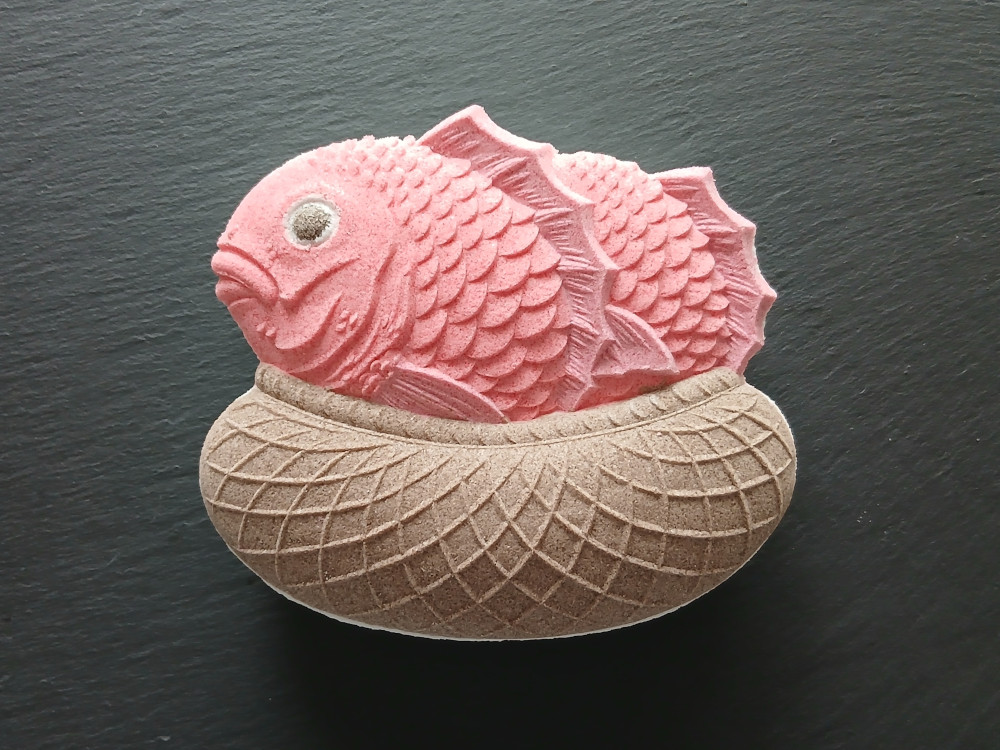 籠に寄り添う二匹の鯛の落雁、笑鯛双魚