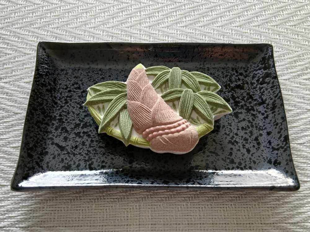 落雁 竹影筍香 竹の子を中央に配し竹を背景にした和菓子