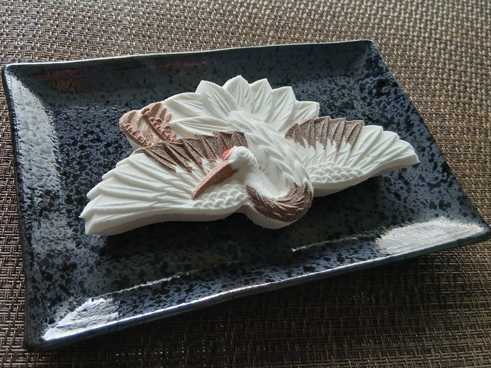 鶴をかたどった吉祥の落雁