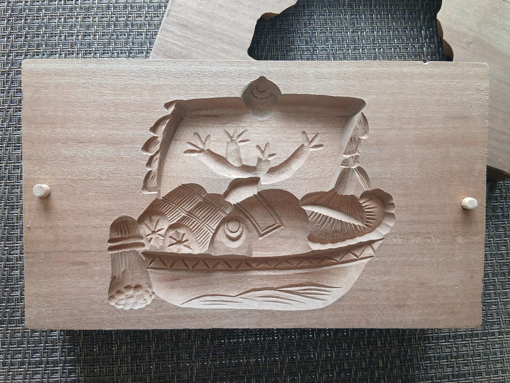 宝船の文様が彫られた落雁用の木型を写した写真