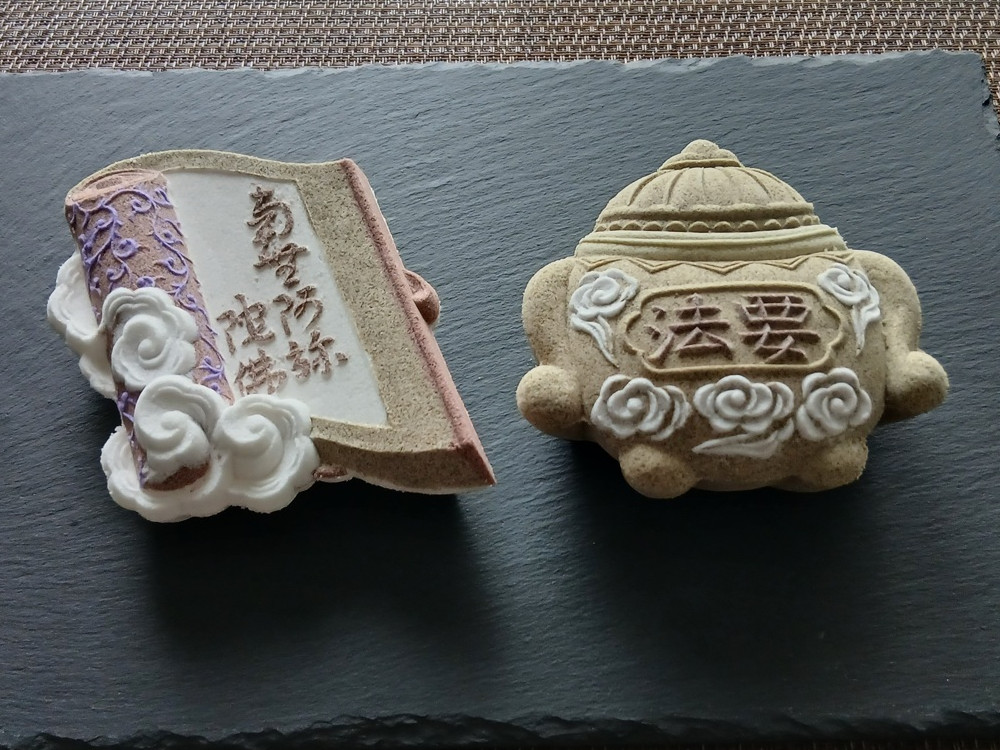 香炉を模した落雁、礼節を象徴する意匠