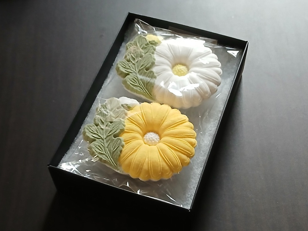 白と黄の落雁、菊をかたどった意匠