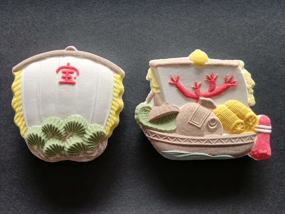 左：松栄宝舟、右：五福和の落雁。