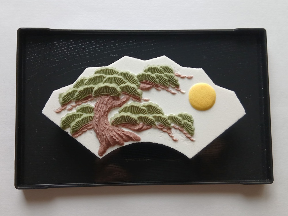 白地に緑の松、淡い黄色の月をあしらった落雁『松韻舞月』