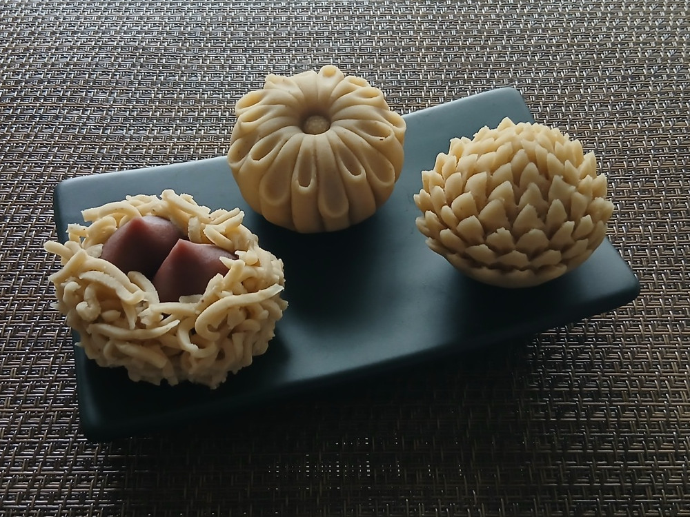 栗ペーストを使った菊模様の和菓子三種