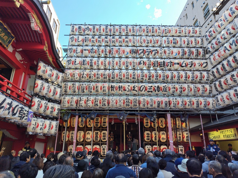 人々で賑わう浅草・鷲神社の酉の市の境内