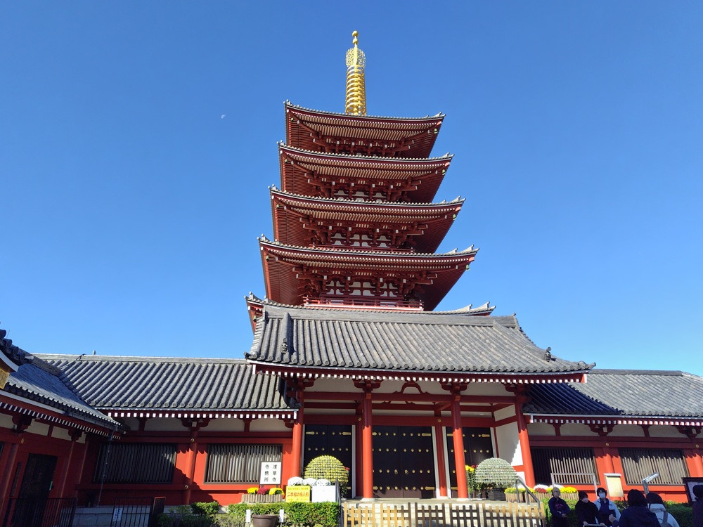 浅草寺の五重塔、空にそびえる朱色の木造建築
