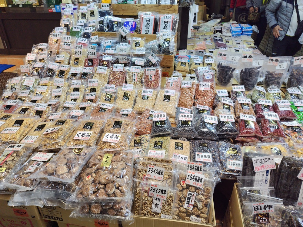 アメ横の豆問屋の店先に並ぶ小豆や乾物の商品棚