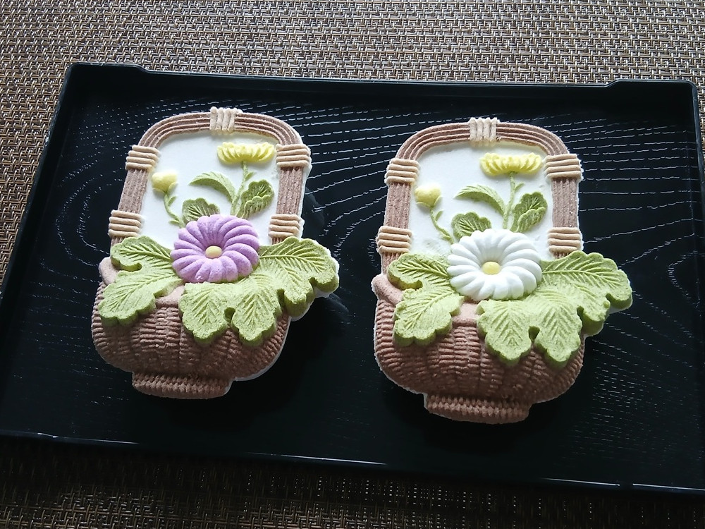 白と黄色の菊の花をかたどった落雁『菊華籠』