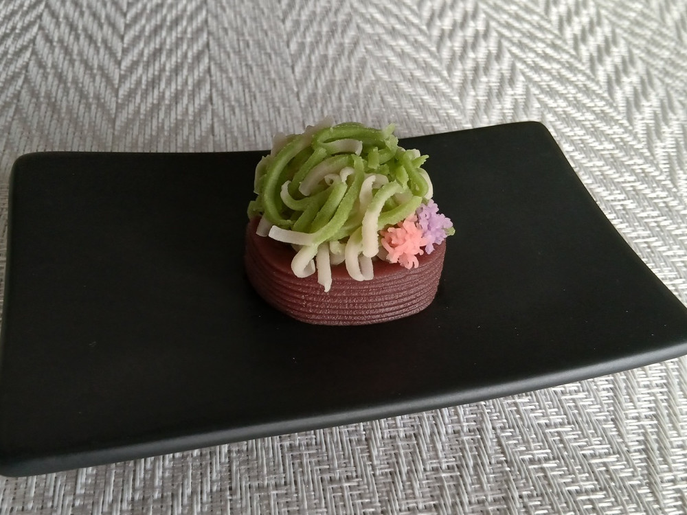 白餡のキントンで表現した和菓子『寒彩園』